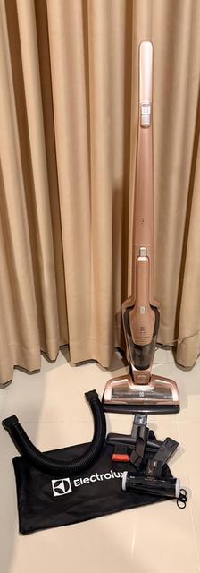 เครื่องดูดฝุ่นไร้สาย Electrolux 2 in 1 สีโรสโกลด์ สวยหรู พร้อมอุปกรณ์ครบชุด