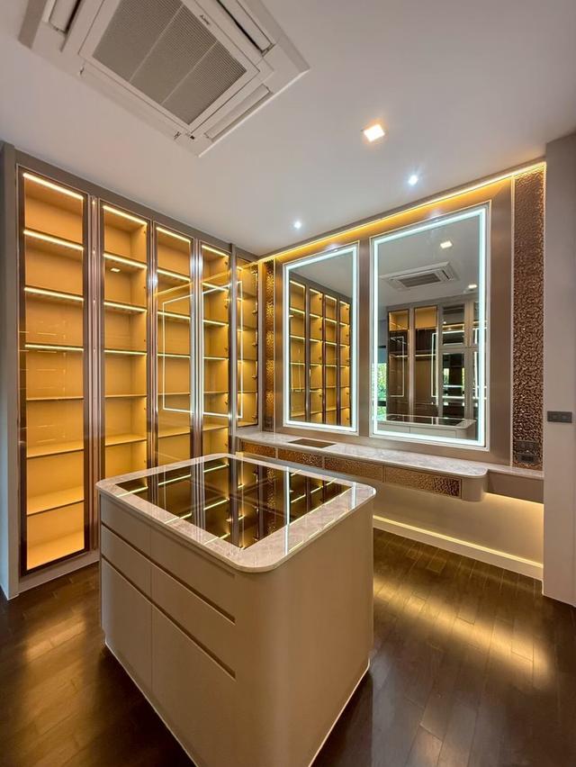 ขายหรือให้เช่าบ้านเดี่ยวสุดหรู 2 ชั้น แกรนด์บางกอกบูเลอวาร์ด กรุงเทพกรีฑา เลี้ยงสัตว์ได้ ตกแต่งจัดเต็ม คลองสามประเวศ เขตลาดกระบัง 12