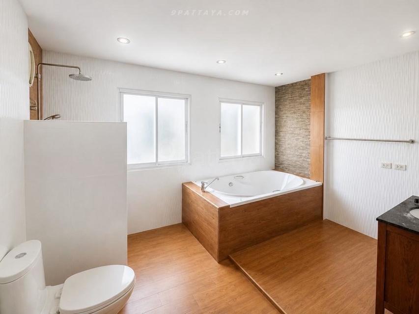 Urgent Sale — Large 2-Storey Detached House in Nong Pla Lai, PattayaUrgent sale at a special price. Owner needs to sell below market value 406sqw 6