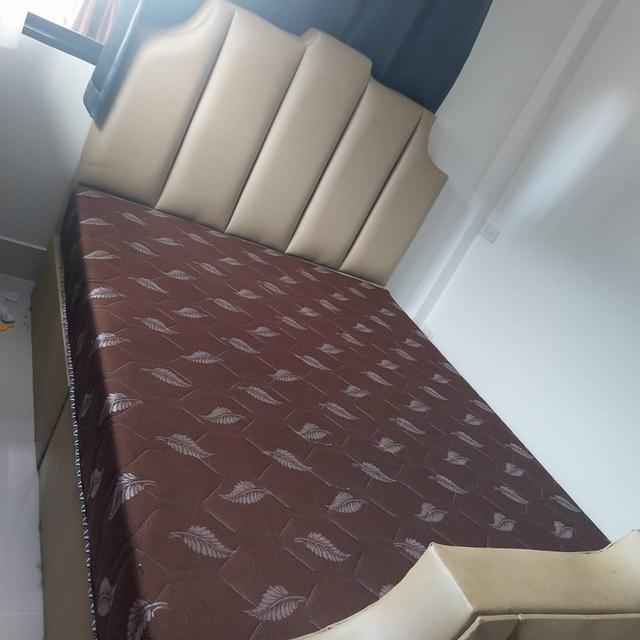 เตียงพร้อมที่นอน 5 ฟุต (ที่นอนสภาพ 99% ยางสังเคราะห์พีอี+ยางพาราอัด ไม่ยุบ) ที่นอนงอได้ไม่ยุบรับน้ำหนักได้เยอะ ไม่ใช่สปริง ไม่ยุบ ที่นอนยังไม่เคยใช้