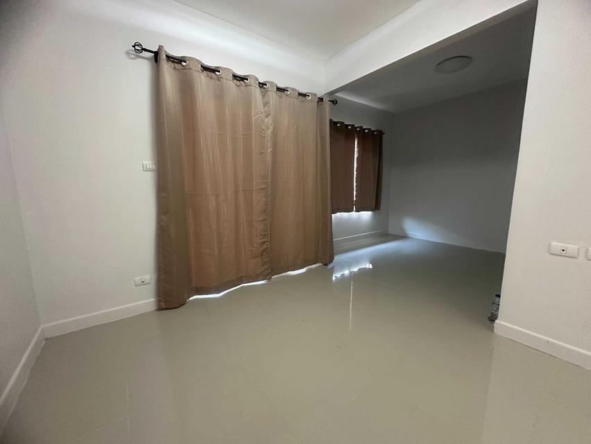 ให้เช่าทาวเฮ้าส์ 2 ชั้น หมู่บ้านยูนิโอทาวน์ ลำลูกกาคลอง4 ใกล้โรงเรียนแย้มสะอาด พื้นที่ 20 ตร.วา 3นอน 2น้ำ 1ครัว จอดรถ1คัน แอร์2ตัว ราคาเช่า 11,000 บ./ 2