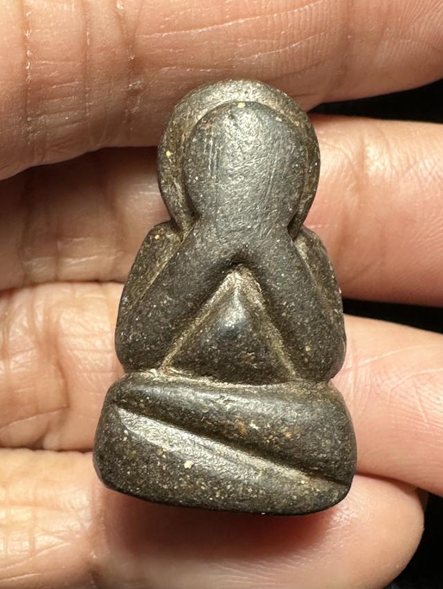 พระปิดตา เนื้อผงคลุกรักไม่ทราบที่