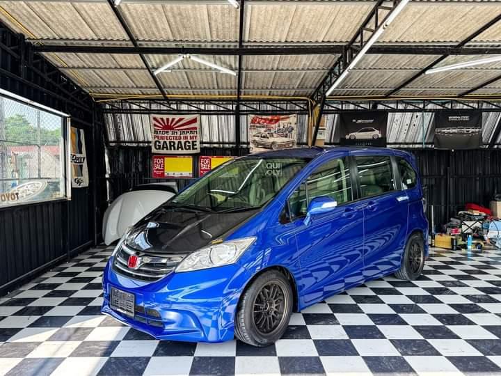 Honda Freed สีน้ำเงิน