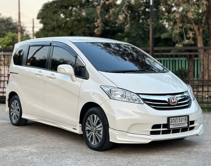 Honda Freed สีขาว