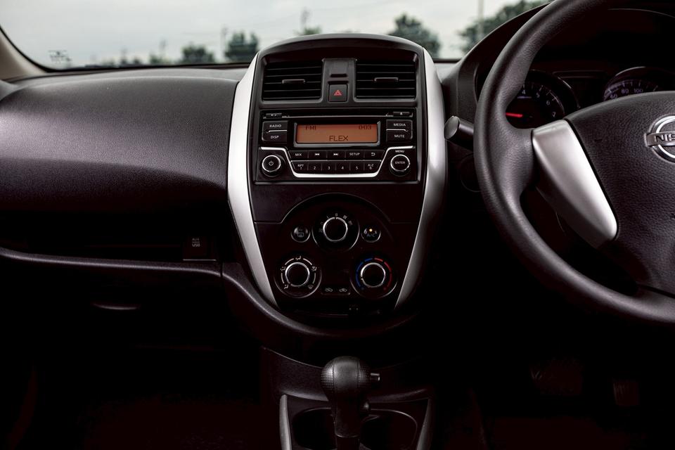 Nissan Almera 1.2E ปี 2015  สีดำ เกียร์ออโต้ 18