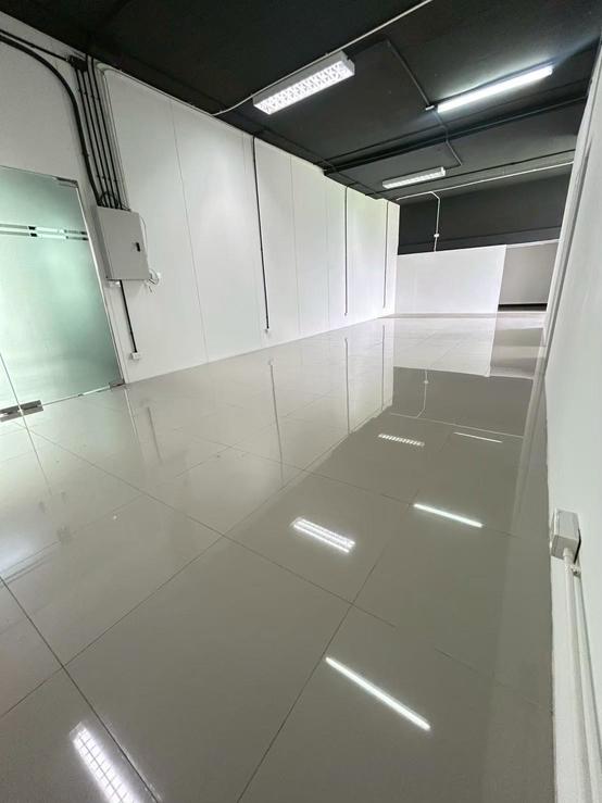 พื้นที่สำนักงานให้เช่า ขนาด 100-200 ตร.ม ราคา 250 บ./ตร.ม เดินทางสะดวก ถ.นนทรี นราธิวาส 1