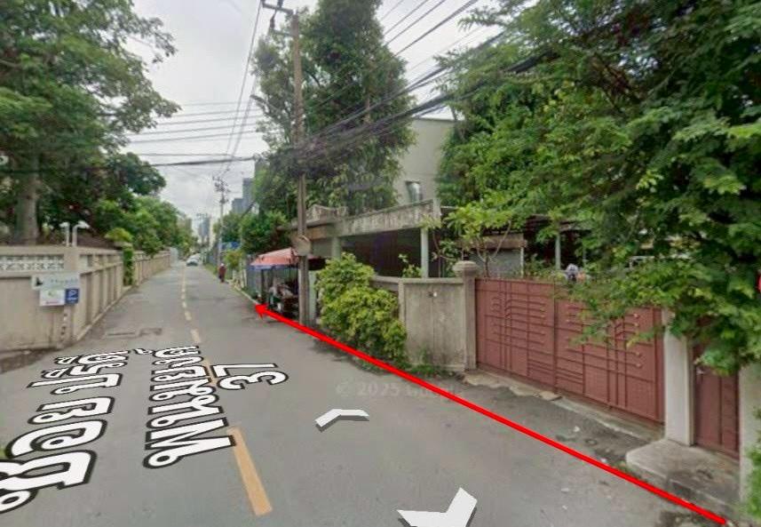 ขายที่ดิน 196 ตร.ว.พร้อมบ้านเดี่ยว 2 ชั้น ซอยปรีดีพนมยงค์ 37 (สุขุมวิท 71) แขวงพระโขนงเหนือ เขตวัฒนา กรุงเทพฯ 2