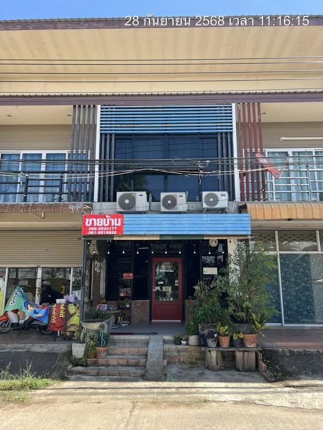 ขายอาคารพาณิชย์ 2 ชั้น ราคา 2,300,000- บาท (สองล้านสามแสนบาทถ้วน) ที่ตั้ง : ซอยข้าง ธ.กรุงไทย อ.ดอกคำใต้ จ.พะเยา พท. 19 ตารางวา 089-8530177(ต้อ) 3