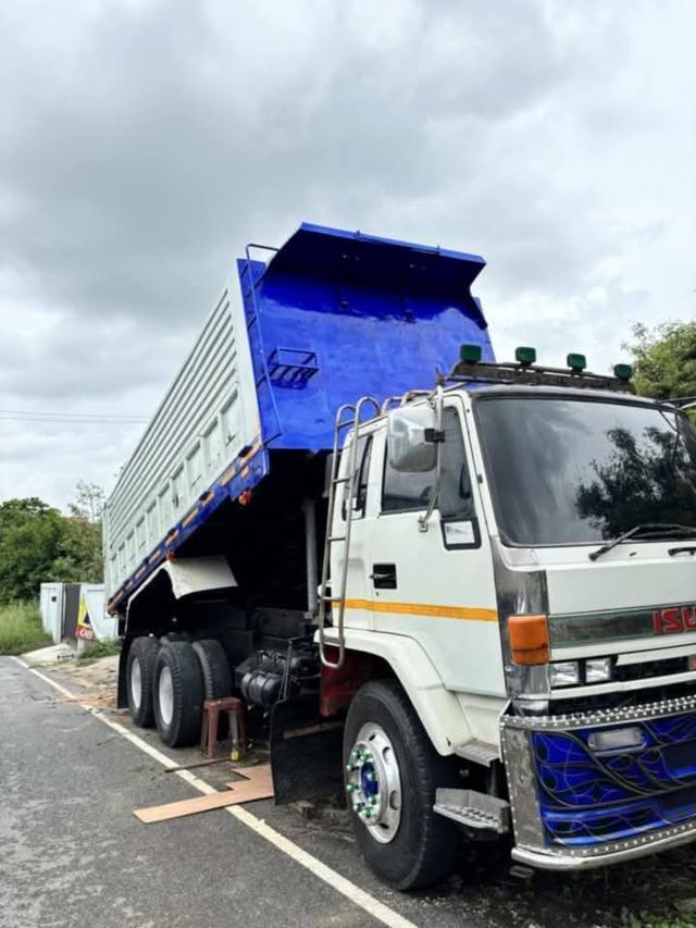 Isuzu 10 ล้อดั้มพ์ Rocky 240 โค๊ช Y 3