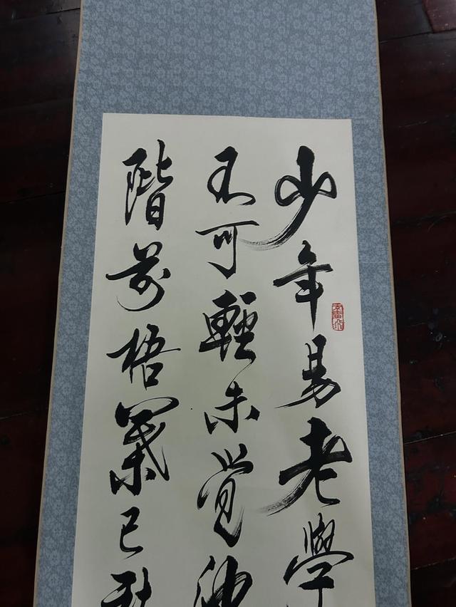 ศิลปะภาพเขียนภาพเขียนภูกันจีนเก่า ขอบผ้าไหม แกนไม้ 5