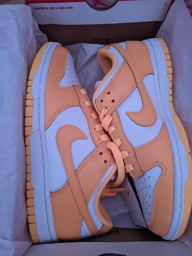 รองเท้า Nike Dunk Low ใส่ไปแค่6ครั้งค่ะเหลืแค่ตัวรองเท้าสภาพตามการใช้งานนำไปสปาเหมือนใหม่เลยค่ะ