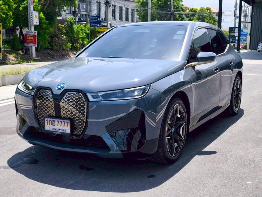 รหัสรถ KPV7777 2023 BMW iX xDrive50 M Sport สีเทา Storm Bay