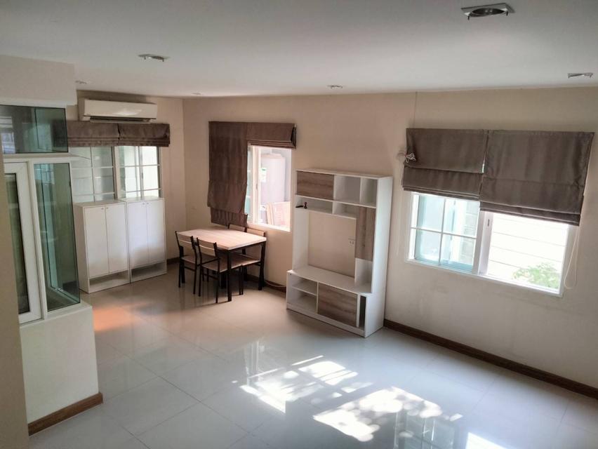 ขายทาวน์โฮม 2 ชั้น  หมู่บ้านโกลเด้น ทาวน์ ลาดพร้าว  ซอยนวมินทร์ 42 แยก 27  ถนนประเสริฐมนูกิจ แขวงคลองกุ่ม เขตบึงกุ่ม กรุงเทพ ขายราคา 4.30 ล้านบาท 12