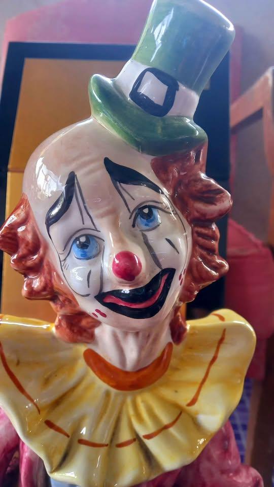รูปปั้นตัวตลก (Clown Figurine) ของเก่า วินเทจ ที่ทําจากพอร์ซเลนหรือเซรามิก
