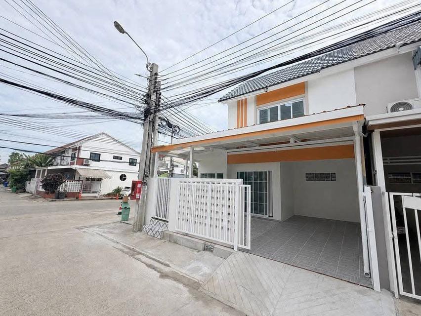 พฤกษา45 ถนนวัดลาดปลาดุกทาวน์เฮ้าส์ 2 ชั้น หลังมุมถนนเมน ตกแต่งใหม่พร้อมอยู่ มีพื้นที่ข้างบ้าน ต้นสายรถเมล์ไปตลาดบางใหญ่ 1