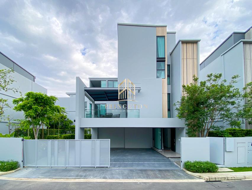 VIVE Krungthep Kreetha Comes with a Private Swimming Pool 20