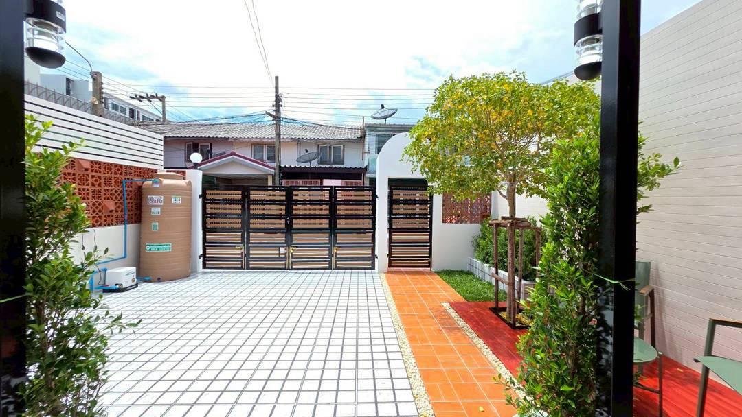 หมู่บ้านรัตนาธิเบศร์  ติดMRT 2 สถานีสามแยกบางใหญ่ และสถานีตลาดบางใหญ่ 3