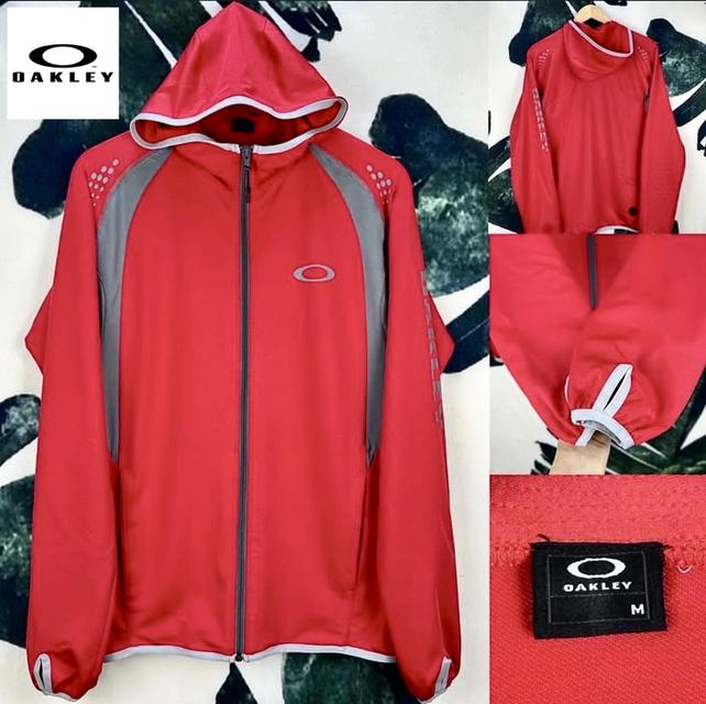 เสื้อ Oakleyมีฮู้ด อกสกรีนโลโก้ สกรีนแขน มีกระเป๋าข้าง+1 กระเป๋าหลัง
