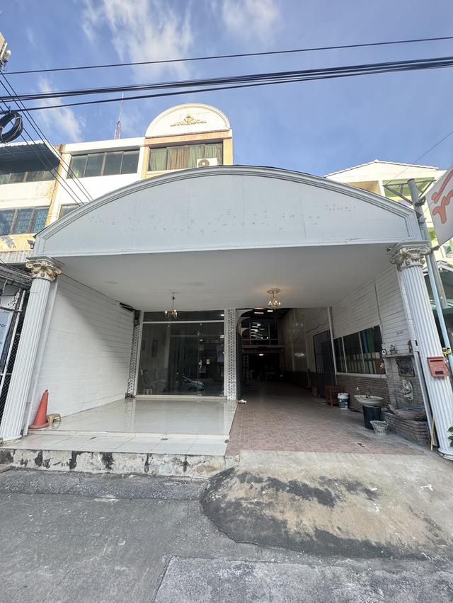 ขายด่วนอาคารพาณิชย์ วัชรพล 13