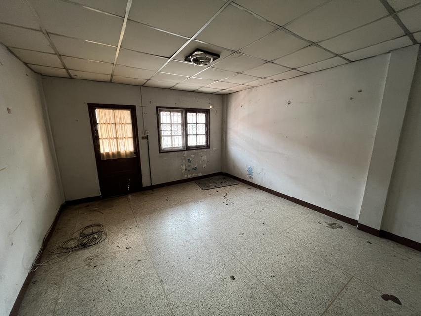 🧨 ถูกเหมือนได้เปล่า! ทาวน์เฮ้าส์ 3 ชั้น พื้นที่เยอะ จอดรถ 2 คัน 🚗 ม.อมรชัย 3 ซอย 7 เพียง 1.65 ลบ. 🔥 เจ้าของใจดี ฟรีโอนทุกบาท! 5