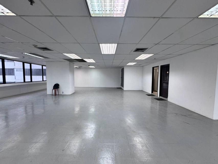 Prime Office for SALE at Ocean Tower 1 view facing Benjakitti Park 8