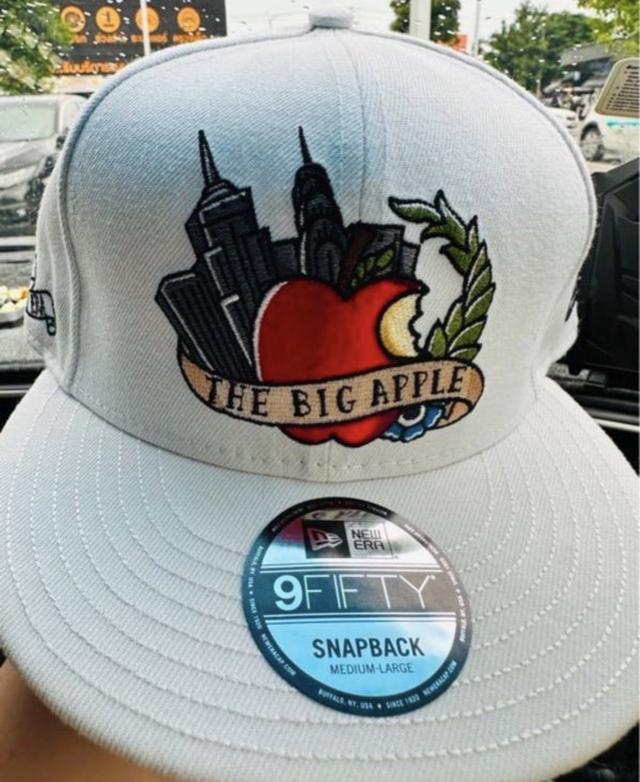 หมวกแก๊ปสีขาวปักลาย แบรนด์ New era
