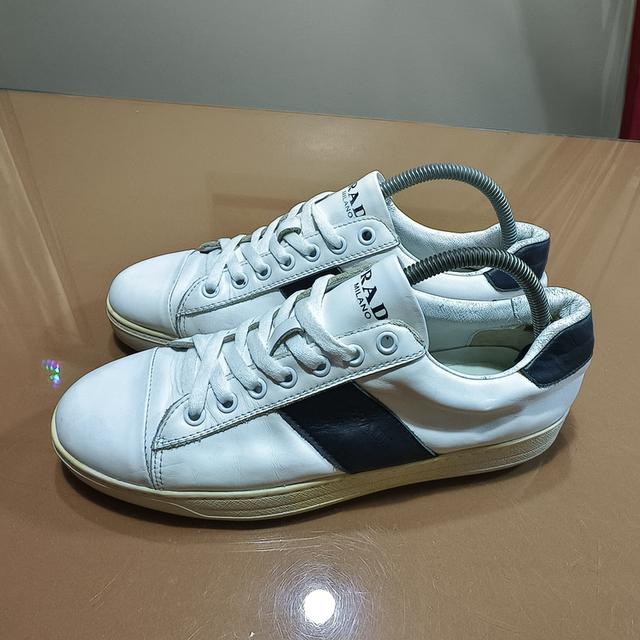 Prada MILANO Leather SneakersSize. 41⭐⭐⭐⭐ Pre-owned/ Good Condition🔥 Price : 950฿ รูปที่ 2
