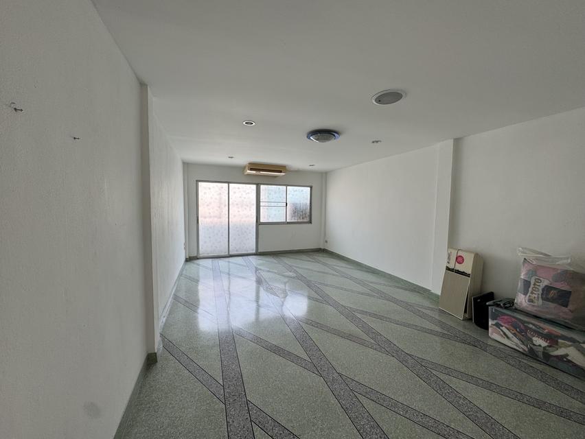 ขายต่ำกว่าราคาตลาด เป็นอาคารพาณิชย์ 2ห้อง 5ชั้น ห้องหัวมุม พื้นที่รวม 30 ตร.วา ภายในพื้นที่ใช้สอยเยอะมาก ประมาน 640 ตร.ม ยังไม่รวมดาดฟ้า 9