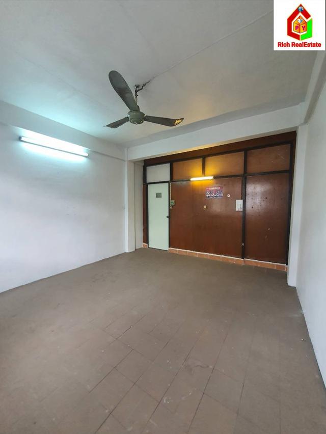 ขายถูกอาคารพาณิชย์ 3.75 ชั้น ซอยเอกชัย 35 แขวงบางขุนเทียน เขตจอมทอง เนื้อที่ดิน 29 ตรว. 3 นอน 2 น้ำ ขายตามสภาพ ติดถนนใหญ่ แหล่งชุมชน มีรถเมล์วิงผ่า 7