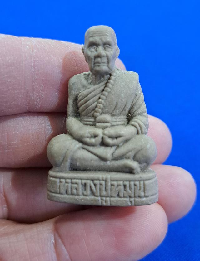 รูปหล่อเนื้อผงลอยองค์ #หลวงปู่หมุน ฐิตสีโล วัดบ้านจาน จังหวัด ศรีสะเกษ รุ่น รวยรุ่งเรือง เนื้อผงพุทธคุณ ปี2546แท้ทันหลวงปู่หมุนปลุกเสกครับ รูปที่ 2