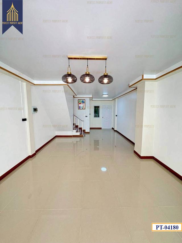 ทาวน์เฮาส์พร้อมจิตรห้องหัวมุมใกล้มอเตอร์เวย์ 4