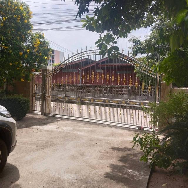 ขายบ้านเดี่ยวหลังใหญ่ตำบลแสนสุขอำเภอเมืองชลบุรี ตรงข้ามตลาดหนองมน สุขุมวิทซอย 7