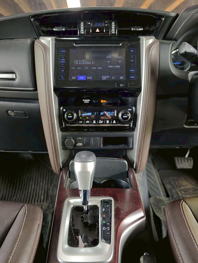 Toyota Fortuner 2.4 V 2WD AT ปี 2019 รถสวยมือเดียว รุ่นท๊อปขับ2 12