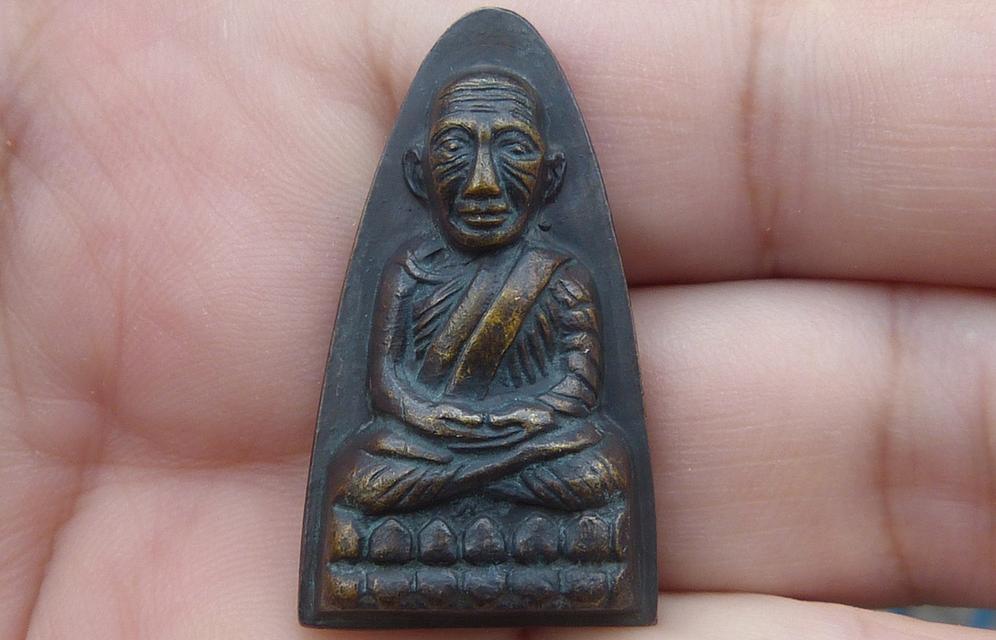 หลวงปู่ทวดพิมพ์ใหญ่หลังหนังสือ