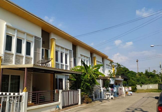 ขายทาวน์เฮ้าส์ หมู่บ้านโกลเด้น อเวนิว แจ้งวัฒนะ-ติวานนท์ เนื้อที่ 18.7 ตร.ว. 2 ชั้น 4 นอน 2 น้ำ 3