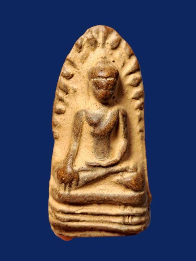 พระรอด เปิดให้เข่าบูชาจ้า