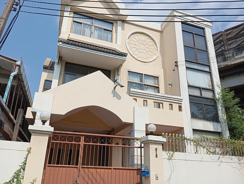 Town House 3 storey for rent without Furnitures at least 1-3 year contact 5