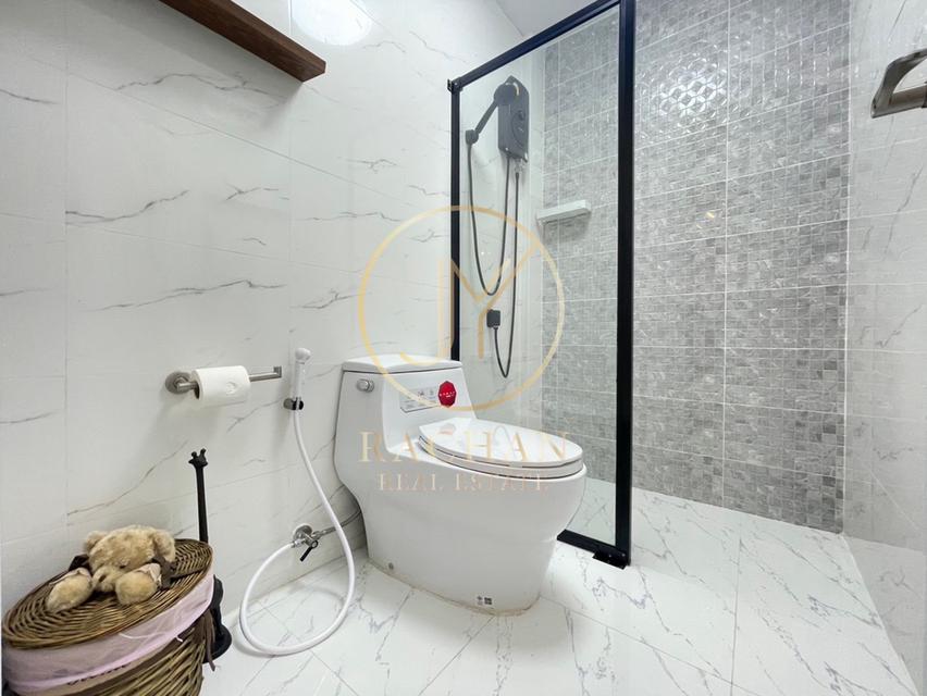 B69-300 ขายด่วน ทาวน์โฮม 3 ชั้น จัดเต็มเฟอร์นิเจอร์ทั้งหลัง หมู่บ้านรื่นฤดี รามคำแหง180  เนื้อที่ 18.2 ตร.ว พื้นที่ใช้สอย 140 ตร.ม 4 ห้องนอน 11