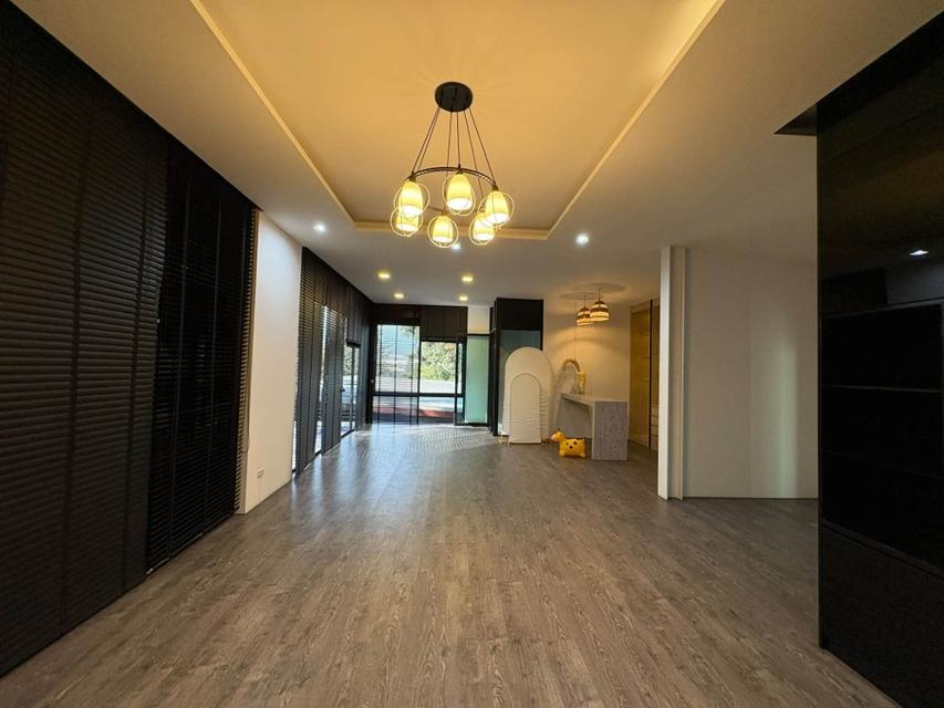 ให้เช่าอาคารสำนักงาน 3 ชั้น / ตกแต่งสไตล์ Modern / ซอยลาซาล บางนา / เข้าซอยไม่ลึก / พื้นที่ใช้สอย 1,067 ตารางเมตร / แอร์ 24 เครื่อง 9
