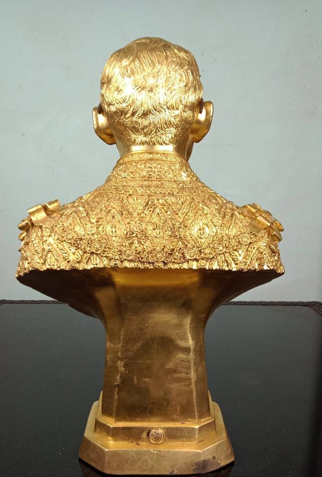 730.พระบรมรูปครึ่งพระองค์ในหลวงรัชกาลที่ 9 พระบาทสมเด็จพระปรมินทรมหาภูมิพลอดุลยเดช ทรงชุดฉลองพระองค์เต็มยศ รูปที่ 12