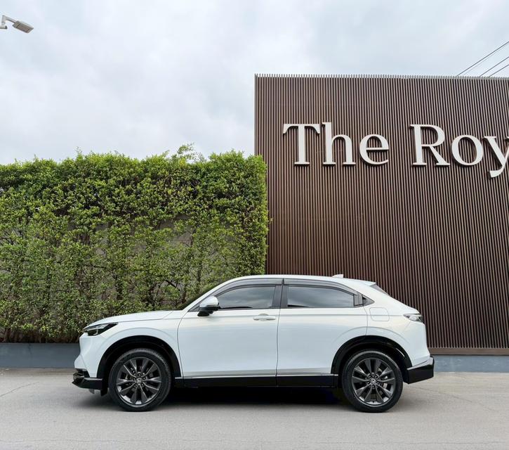 ปี 23 Honda HRV eHEV RS Top สีขาวซันไลท์ มือเดียว สภาพป้ายแดง ไมล์ 40,xxx โล เข้าศูนย์ทุกระยะ สีเดิมทั้งคัน