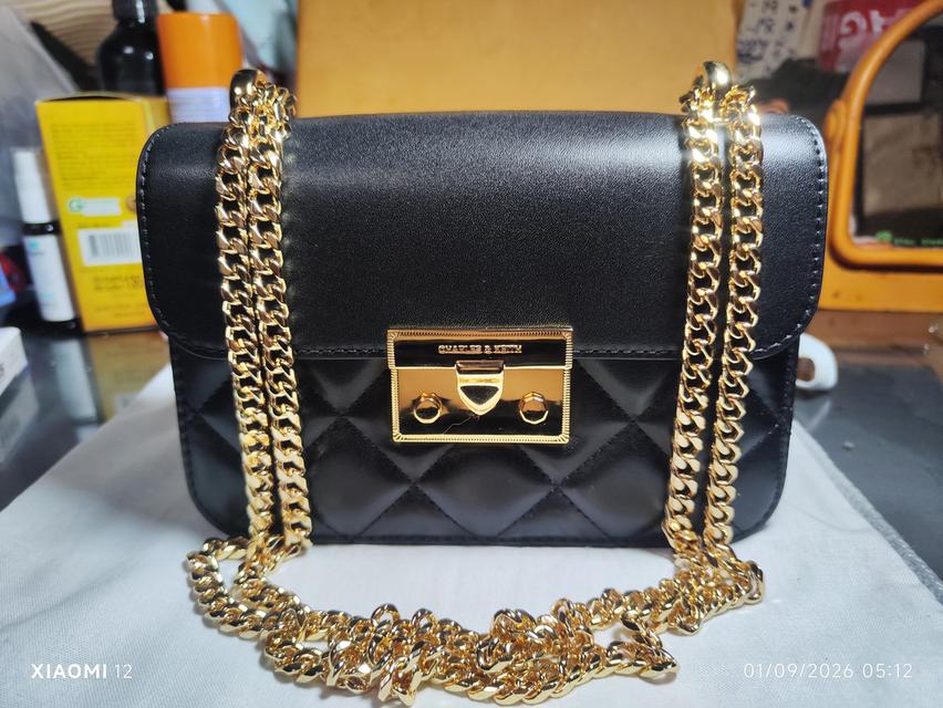 CHARLES & KEITH ของแท้100% ซื้อที่ช๊อปไทย รุ่นQuilted Push-Lock Shoulder Bag (รหัสสินค้า CK2-20781397)