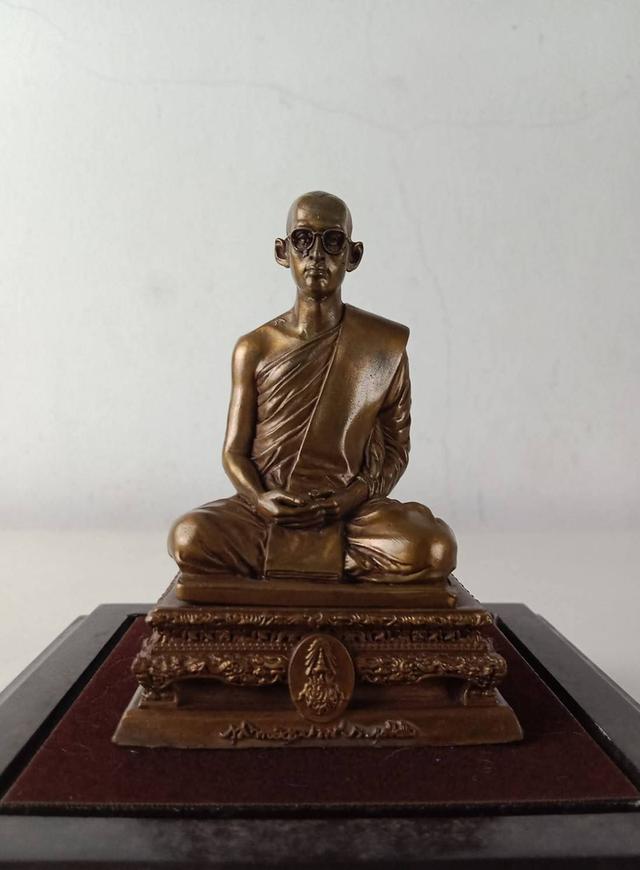560.พระบรมรูปในหลวงทรงผนวช พลังแผ่นดิน ปี 2554 จัดสร้างเนื่องในวโรกาสครบวาระ 55 ปี ทรงผนวช