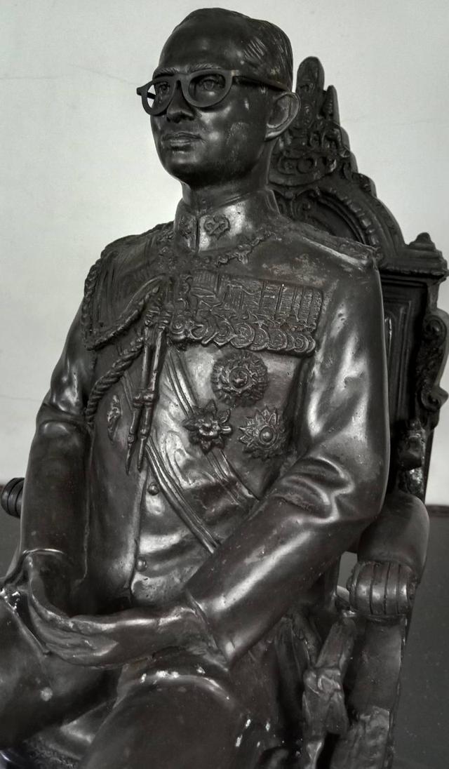 569.พระบรมรูปหล่อในหลวงรัชกาลที่ 9 พระบาทสมเด็จพระปรมินทรมหาภูมิพลอดุลยเดช ทรงประทับนั่งบัลลังก์ 10