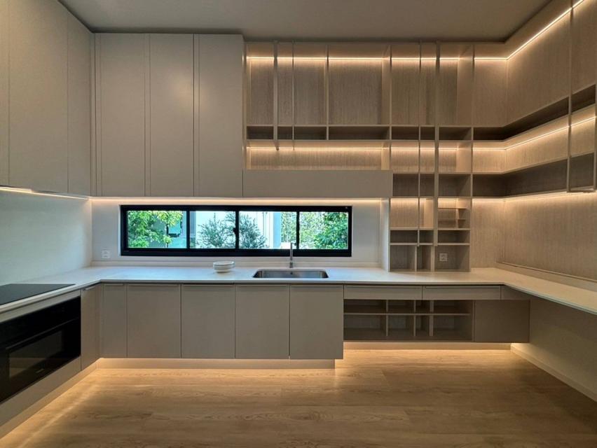 ให้เช่าบ้านเดี่ยว 3 ชั้น มีลิฟต์ พร้อมเฟอร์นิเจอร์และสระว่ายน้ำส่วนตัว พร้อมเข้าอยู่ 3