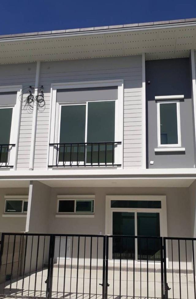 🌟 ขายทาวน์โฮม 2 ชั้น หมู่บ้านคาซ่า วอเตอร์ไซด์ พระราม 5 (Q House) 🌟  📌 บนที่ดิน 18 ตร.ว. ราคาเพียง 3,850,000 บาท 