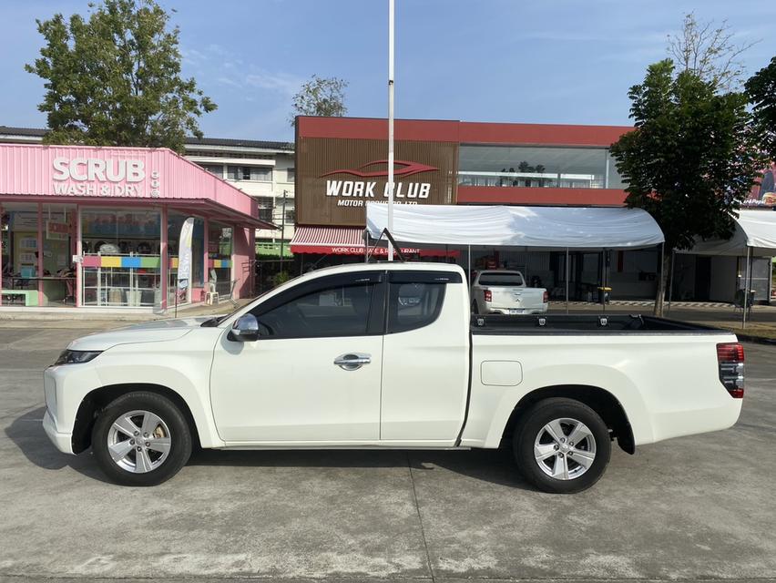 Mitsubishi triton สีขาว ปี 2021 7