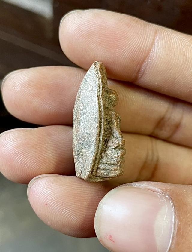 พระคงลำพูน กรุเก่า เนื้อดิน วัดพระคงฤๅษี สีพิกุลค่อนสีเนื้อ 3