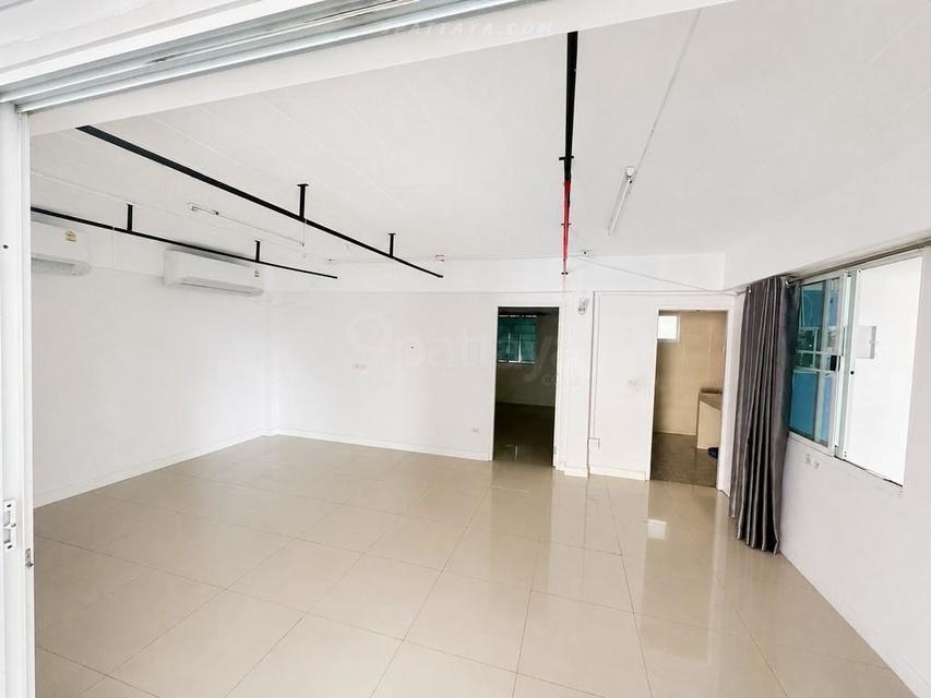 Urgent Sale — Large 2-Storey Detached House in Nong Pla Lai, PattayaUrgent sale at a special price. Owner needs to sell below market value 406sqw 13