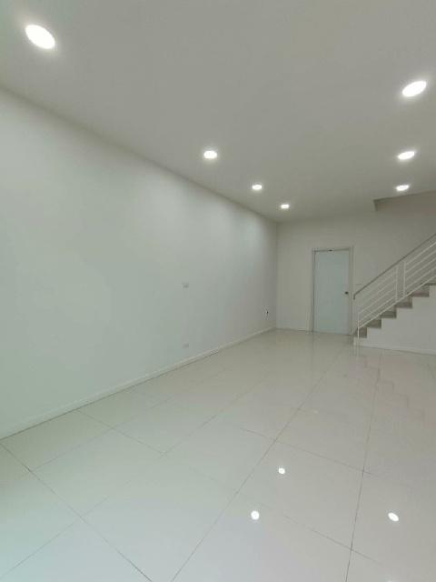 ให้เช่าทาวน์เฮาส์ใหม่ 2ชั้น 29ตร.วา. 239 ตร.ม.ปตท. อีสเทิร์นซีบอร์ด 3 นอน BIG C 4.6กม. โลตัส บ่อวิน Makro 4.9กม. 2